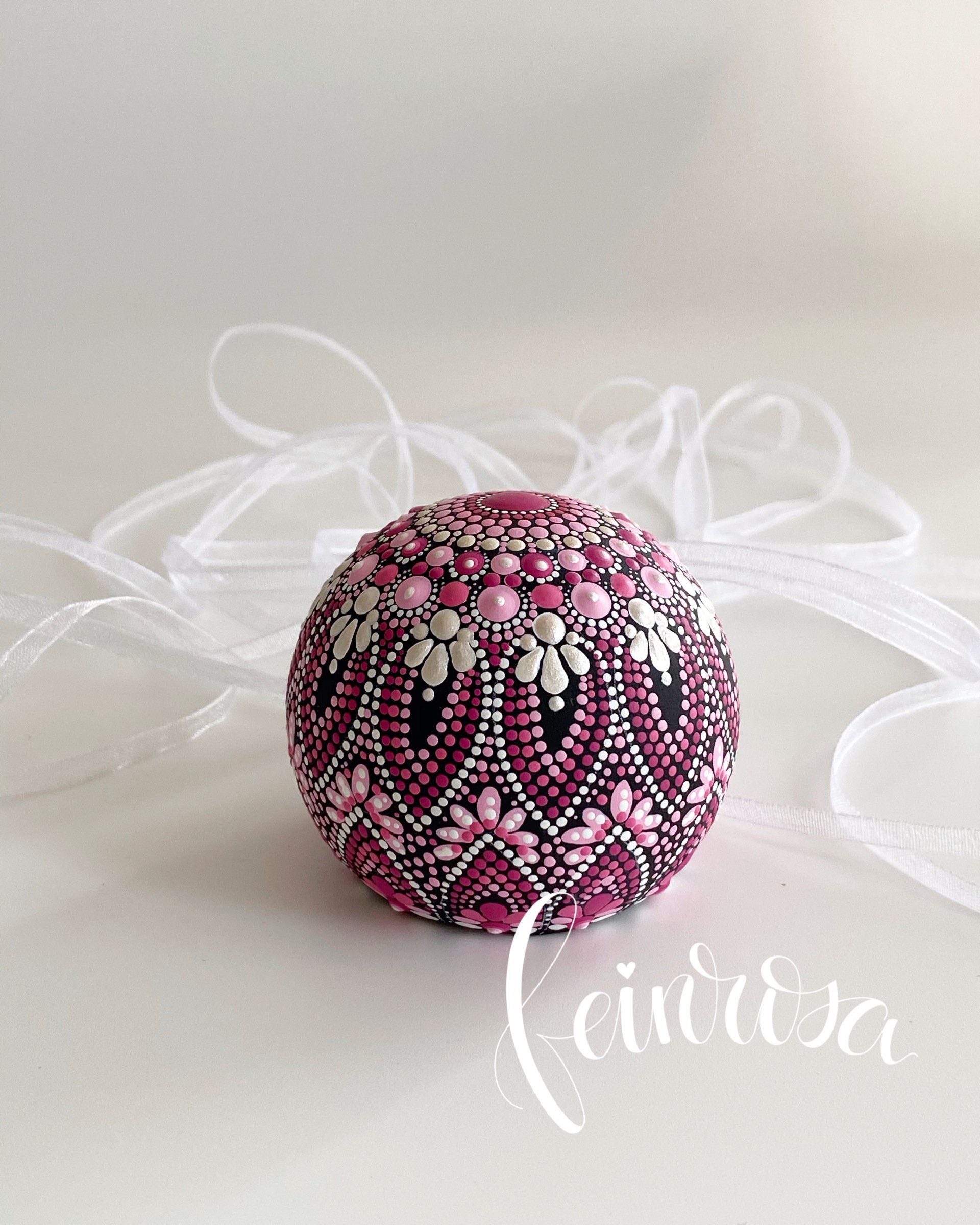 Kugel hand bemalt mit Mandala-Muster ©feinrosa. Handbemalte Kugeln mit Polka Dots. Dot-Painting. Handbemalte Steine und Mandala-Steine von Künstlerin Anja Gries, ©feinrosa.