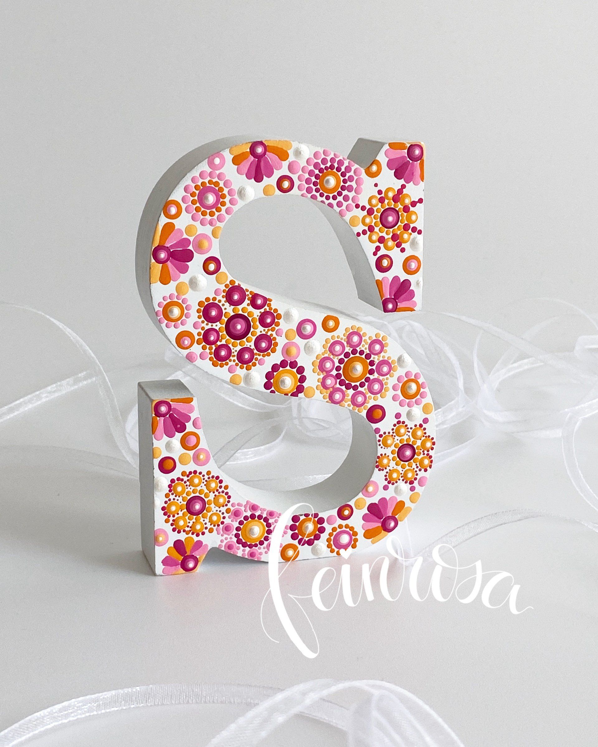 Holzbuchstabe S handbemalt. ©feinrosa. Handbemalte Kugeln mit Polka Dots. Dot-Painting. Handbemalte Steine und Mandala-Steine von Künstlerin Anja Gries, ©feinrosa.