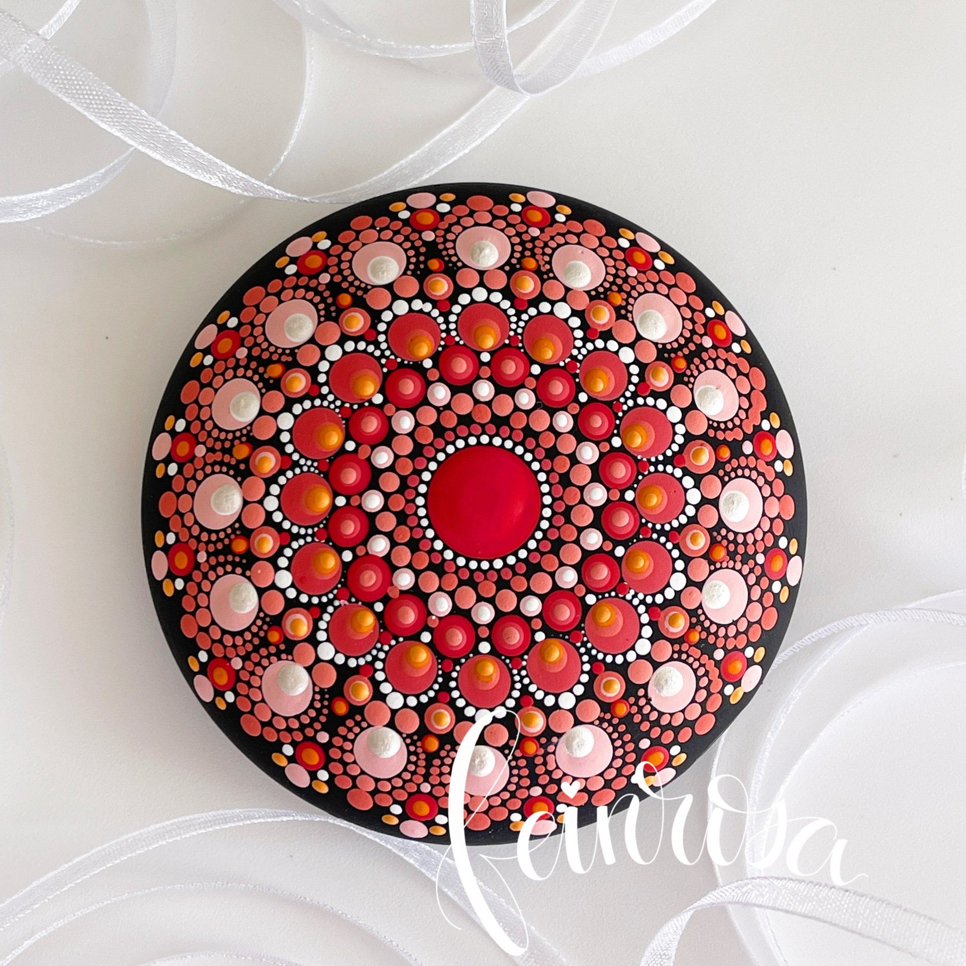 Rosa und rot gemalter Mandala-Stein. ©feinrosa. Handbemalte Kugeln mit Polka Dots. Dot-Painting. Handbemalte Steine und Mandala-Steine von Künstlerin Anja Gries, ©feinrosa.