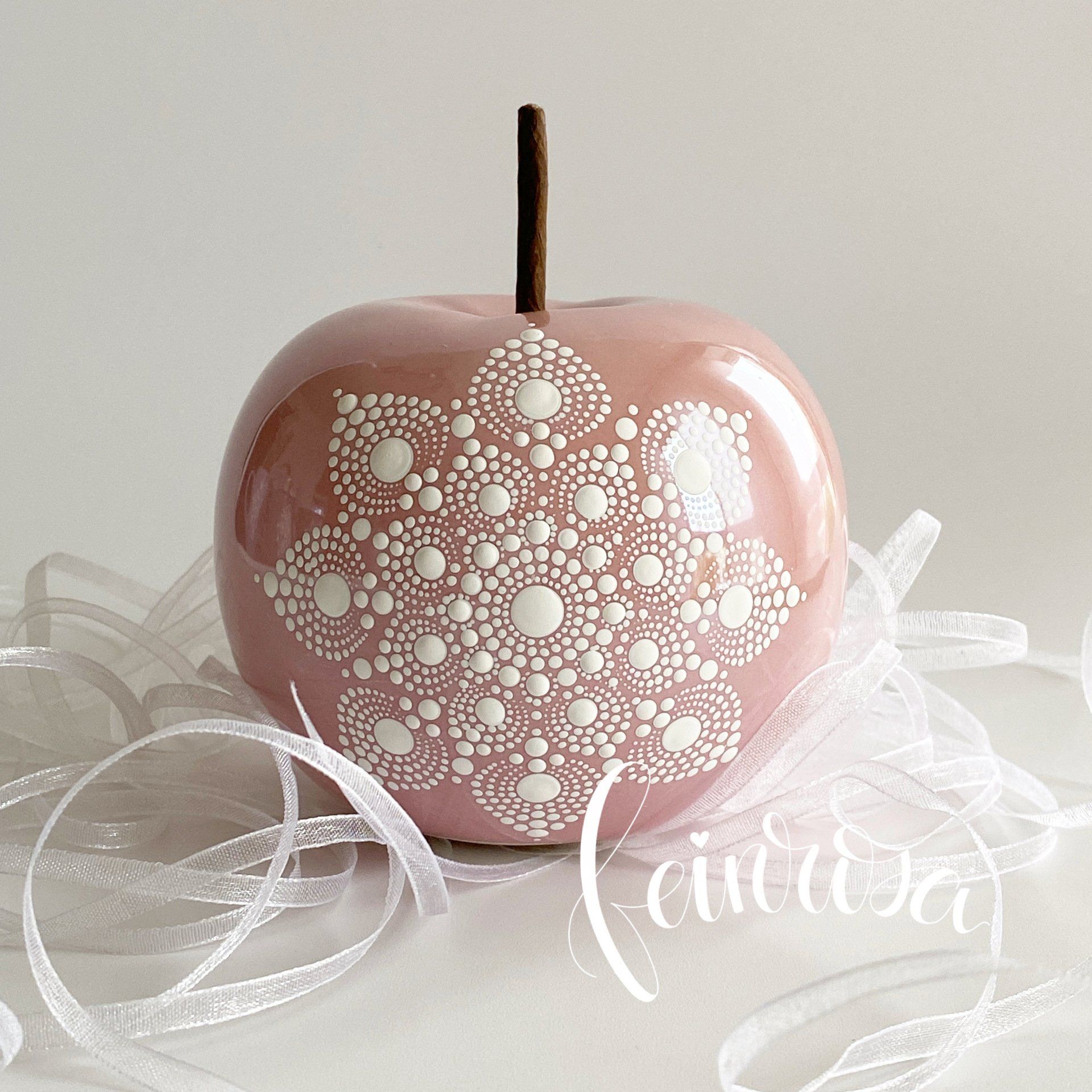 Home-Decor. Bemalter Porzellan-Apfel Dot-Painting. Home Decor Porzellan-Apfel handbemalt mit der Maltechnik Dot-Painting von der Künstlerin Anja Gries, ©feinrosa. Der rosa farbene Porzellan-Apfel ist mit weißer Acrylfarbe bemalt. Das symmetrische Mandala-Muster ist mit Dotting-Tools bemalt. ©feinrosa