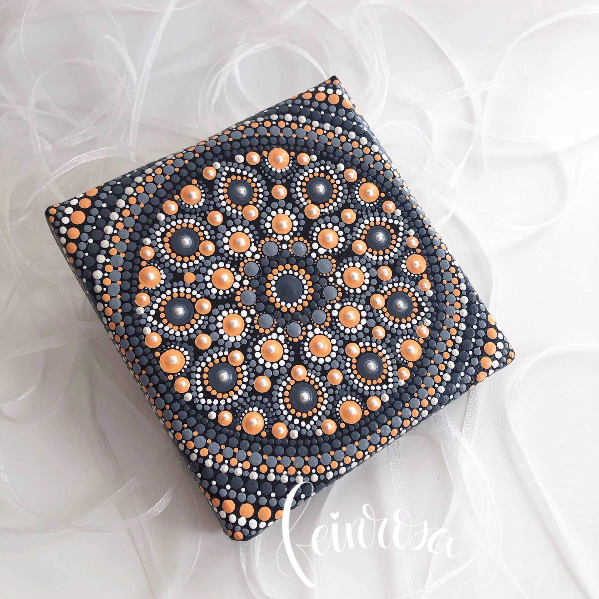 Punktmalerei auf Leinwand ©feinrosa. Handbemalte Kugeln mit Polka Dots. Dot-Painting. Handbemalte Steine und Mandala-Steine von Künstlerin Anja Gries, ©feinrosa.