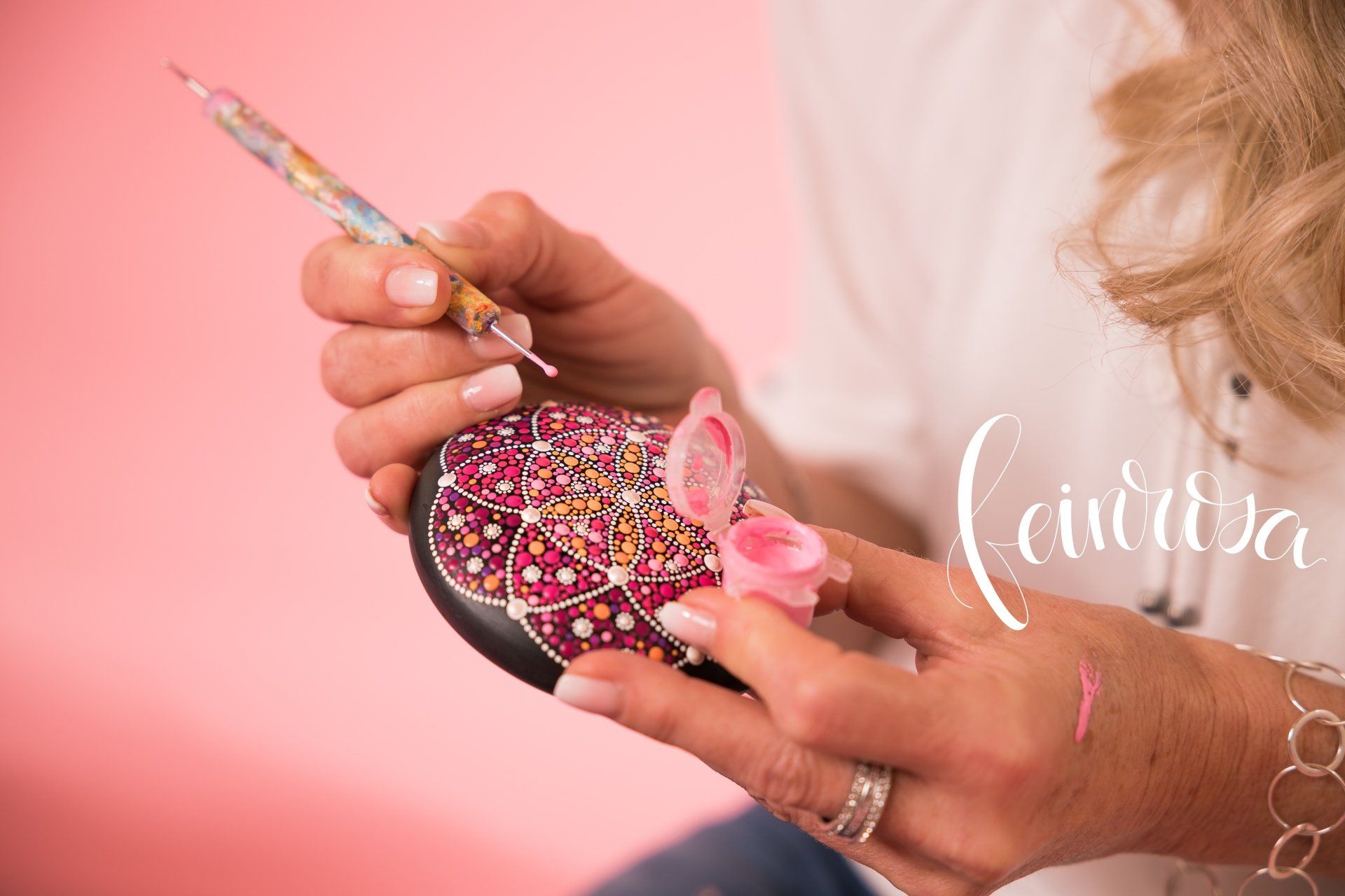 Blume des Lebens Dot-Painting-Künstlerin Anja Gries malt eine Blume des Lebens mit der Dot Art Maltechnik auf einen Mandala-Stein. ©feinrosa