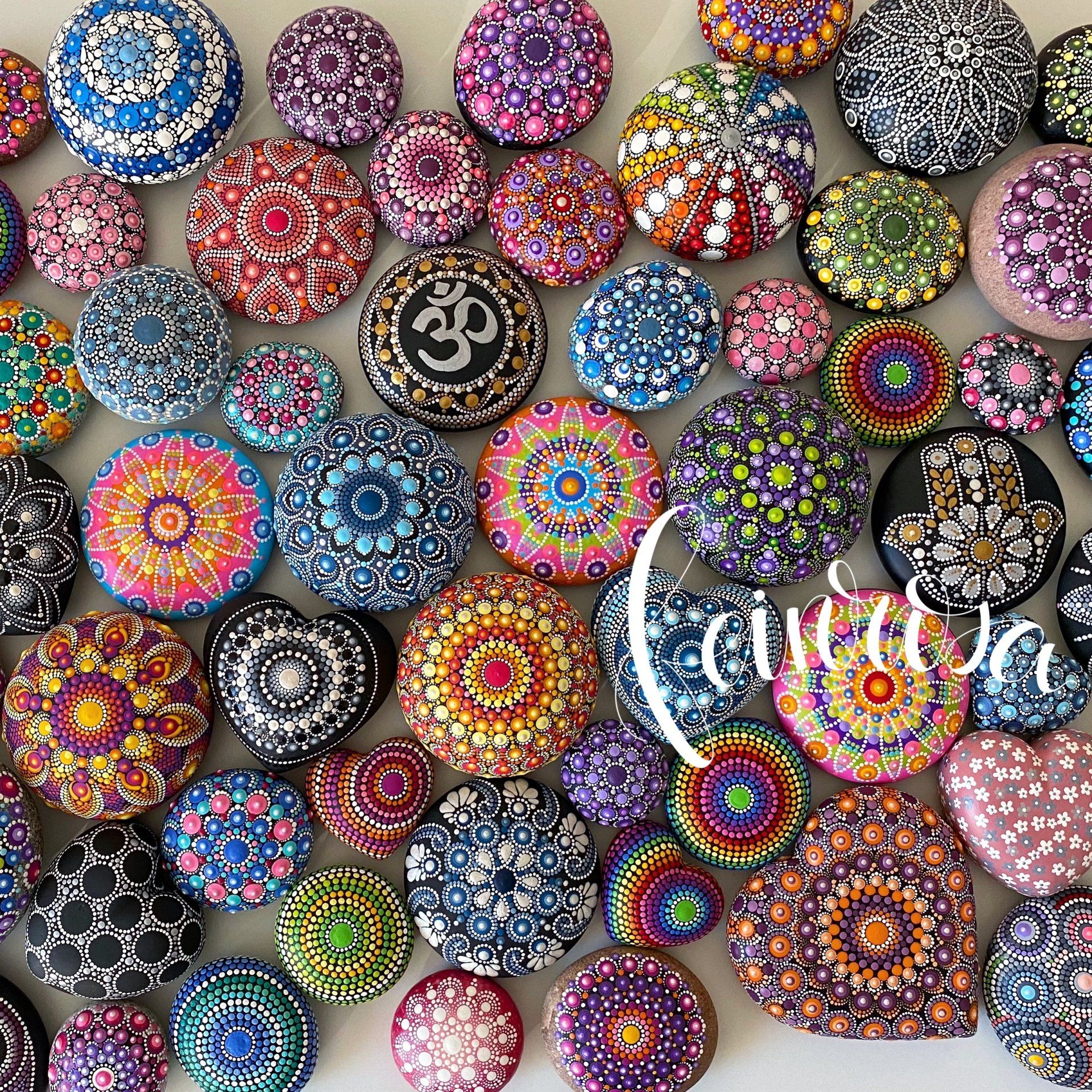 Bunte Mandala-Steine Bunte, handbemalte Steine. Die bemalten Steine sind mit Acrylfarben und bunten Mandala-Mustern bemalt. Die Maltechnik Dot-Painting (Punktmalerei) zeigt symmetrische Mandala-Stein-Muster. Das Malwerkzeug ist ein Dotting-Tool, dass in Acrylfarbe getaucht wird. Die Steine sind Natursteine und handgegossene Mandala-Stein-Rohlinge aus Gips, Keraflot oder Beton.