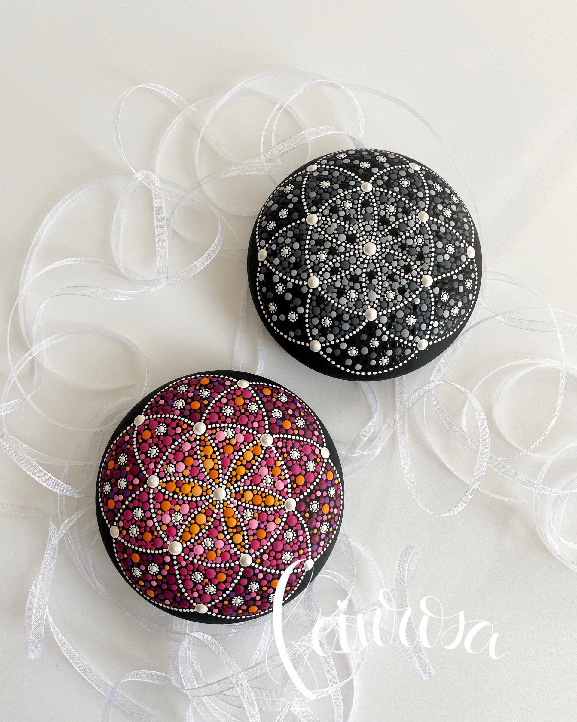 Mandala-Steine Blume des Lebens. ©feinrosa. Handbemalte Kugeln mit Polka Dots. Dot-Painting. Handbemalte Steine und Mandala-Steine von Künstlerin Anja Gries, ©feinrosa.