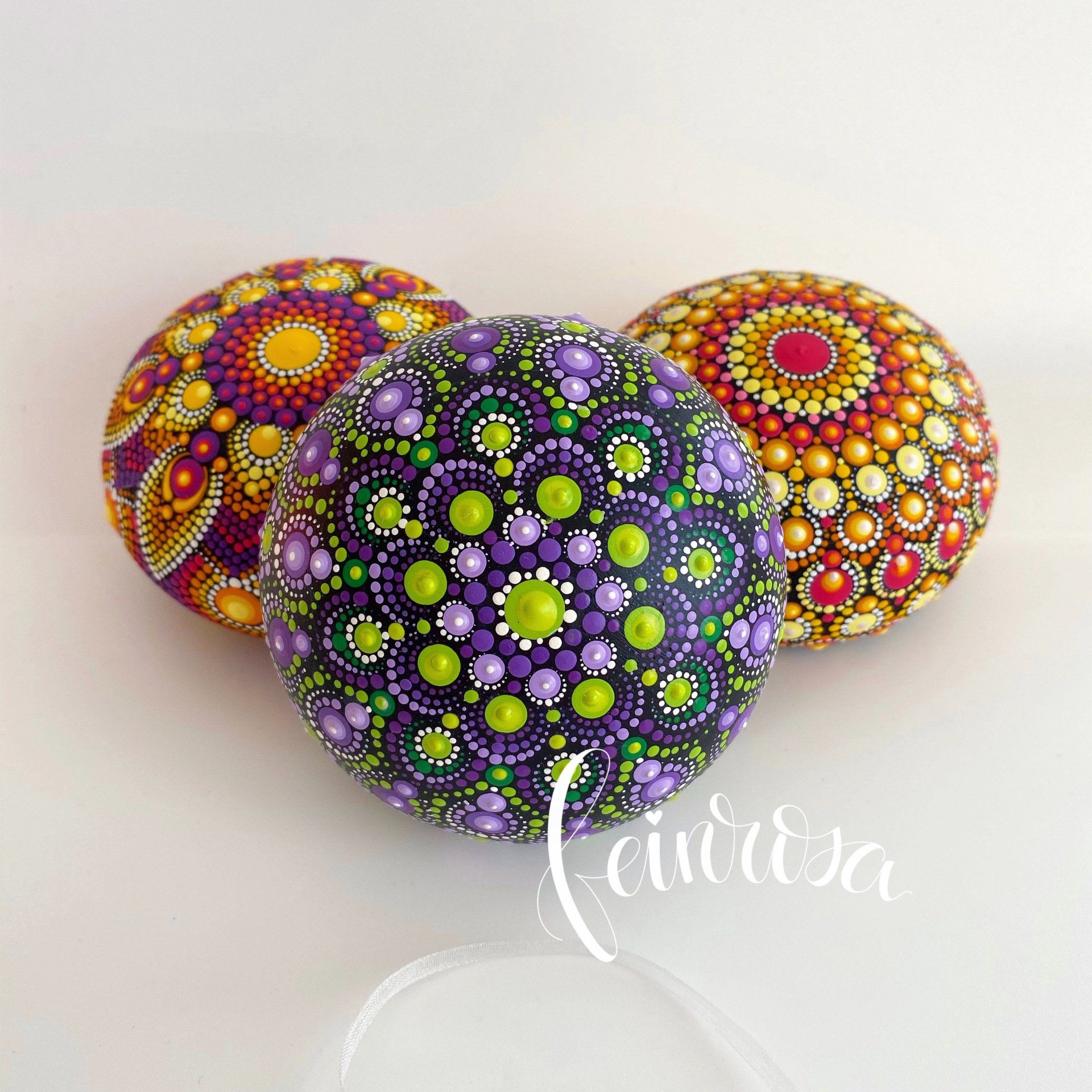 Mandala-Steins ©feinrosa. Handbemalte Kugeln mit Polka Dots. Dot-Painting. Handbemalte Steine und Mandala-Steine von Künstlerin Anja Gries, ©feinrosa.