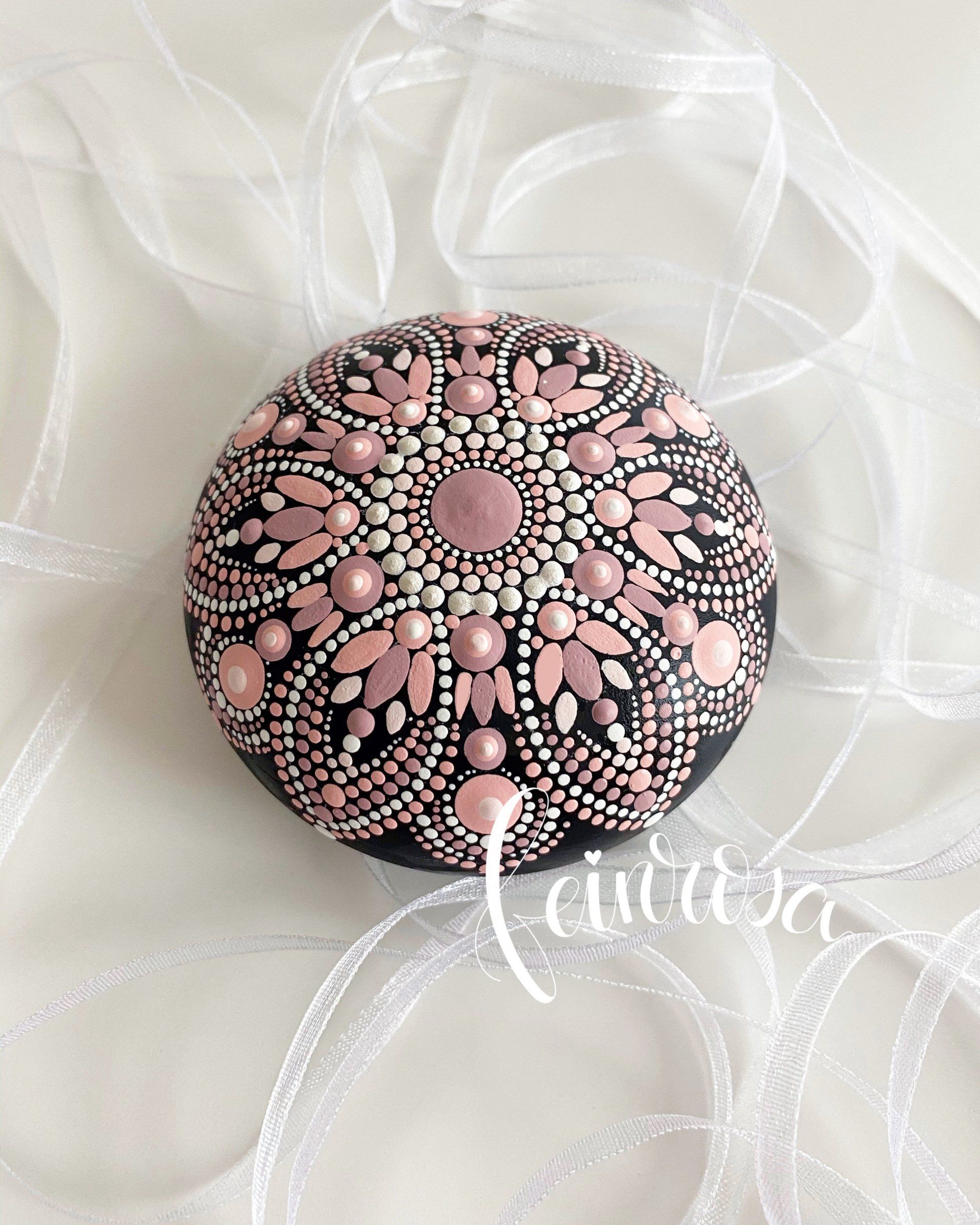 Rosa gemalter Mandala-Stein. ©feinrosa. Handbemalte Kugeln mit Polka Dots. Dot-Painting. Handbemalte Steine und Mandala-Steine von Künstlerin Anja Gries, ©feinrosa.