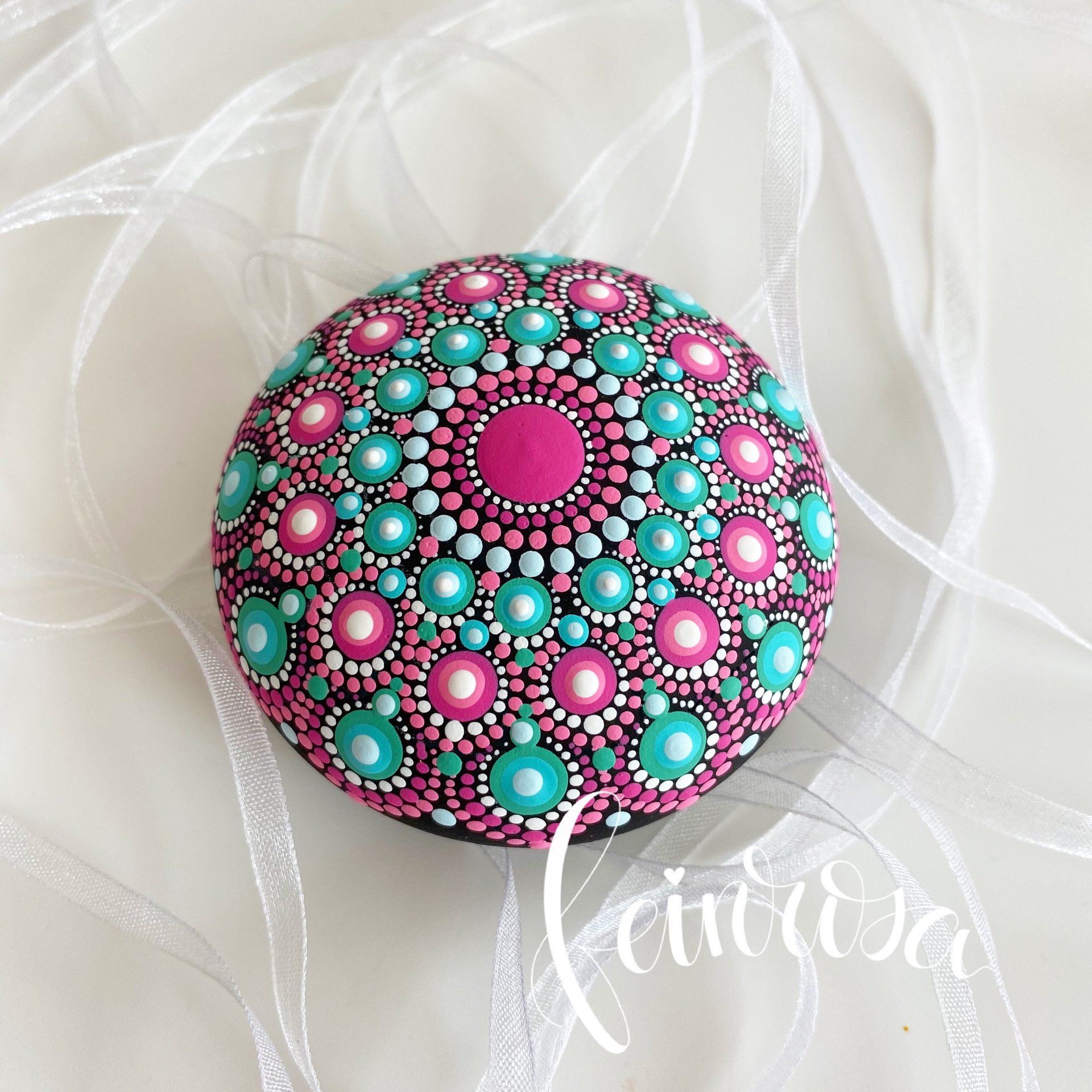 Mandala-Stein ©feinrosa. Handbemalte Kugeln mit Polka Dots. Dot-Painting. Handbemalte Steine und Mandala-Steine von Künstlerin Anja Gries, ©feinrosa.