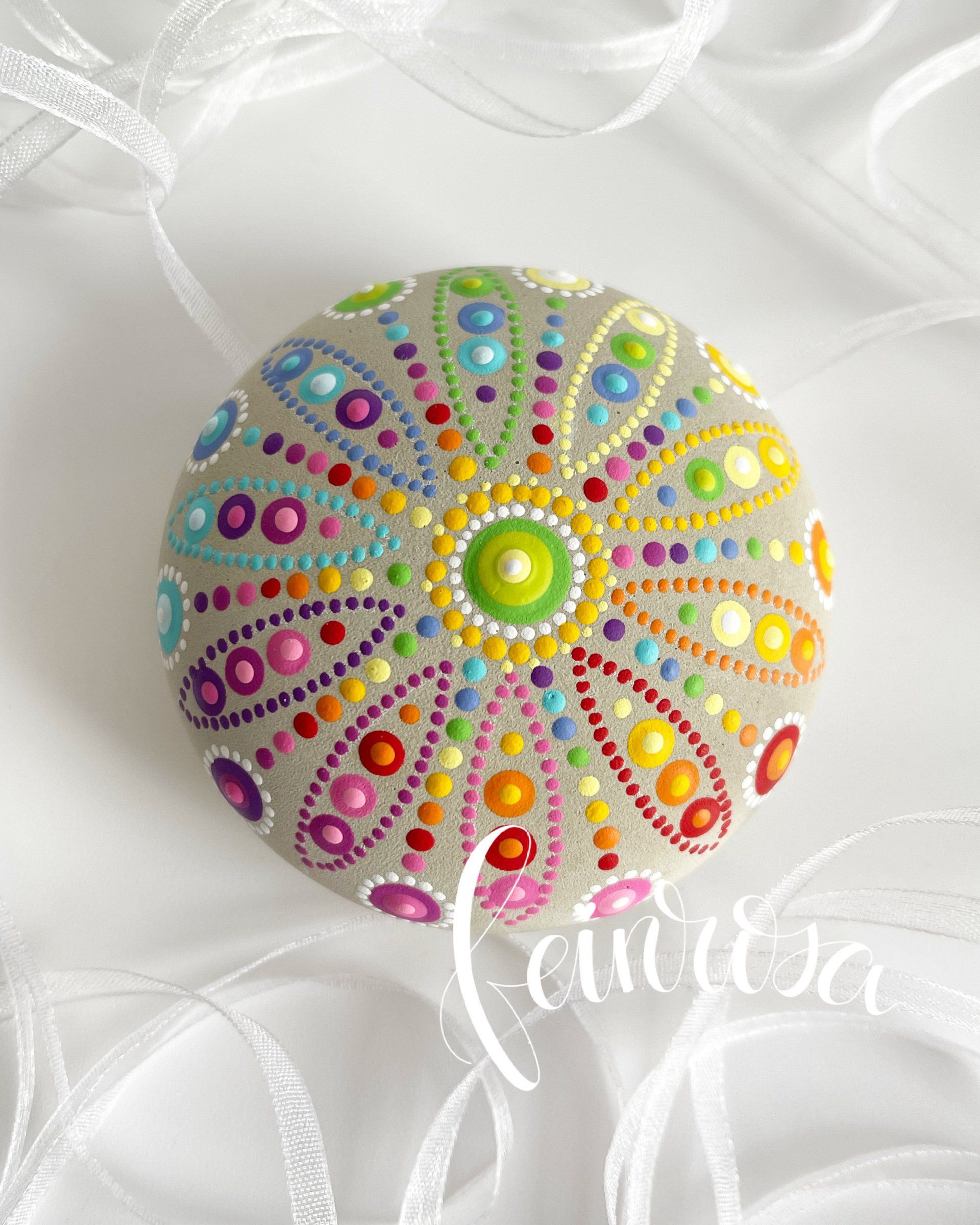 Mandala-Stein aus Beton ©feinrosa. Handbemalte Kugeln mit Polka Dots. Dot-Painting. Handbemalte Steine und Mandala-Steine von Künstlerin Anja Gries, ©feinrosa.