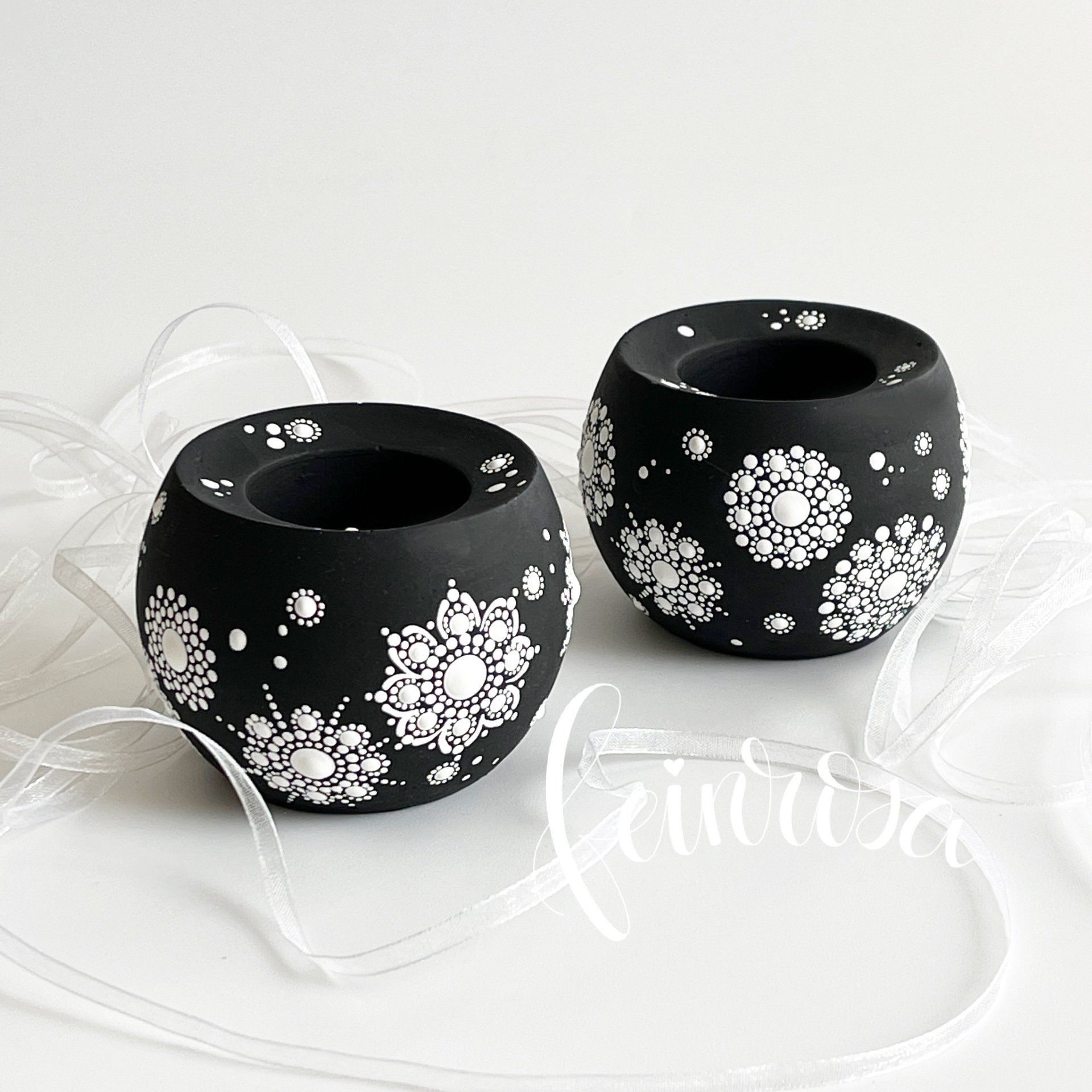 Bemalte Töpfchen mit Mandala-Kunst in schwarz/weiß. ©feinrosa. Handbemalte Kugeln mit Polka Dots. Dot-Painting. Handbemalte Steine und Mandala-Steine von Künstlerin Anja Gries, ©feinrosa.