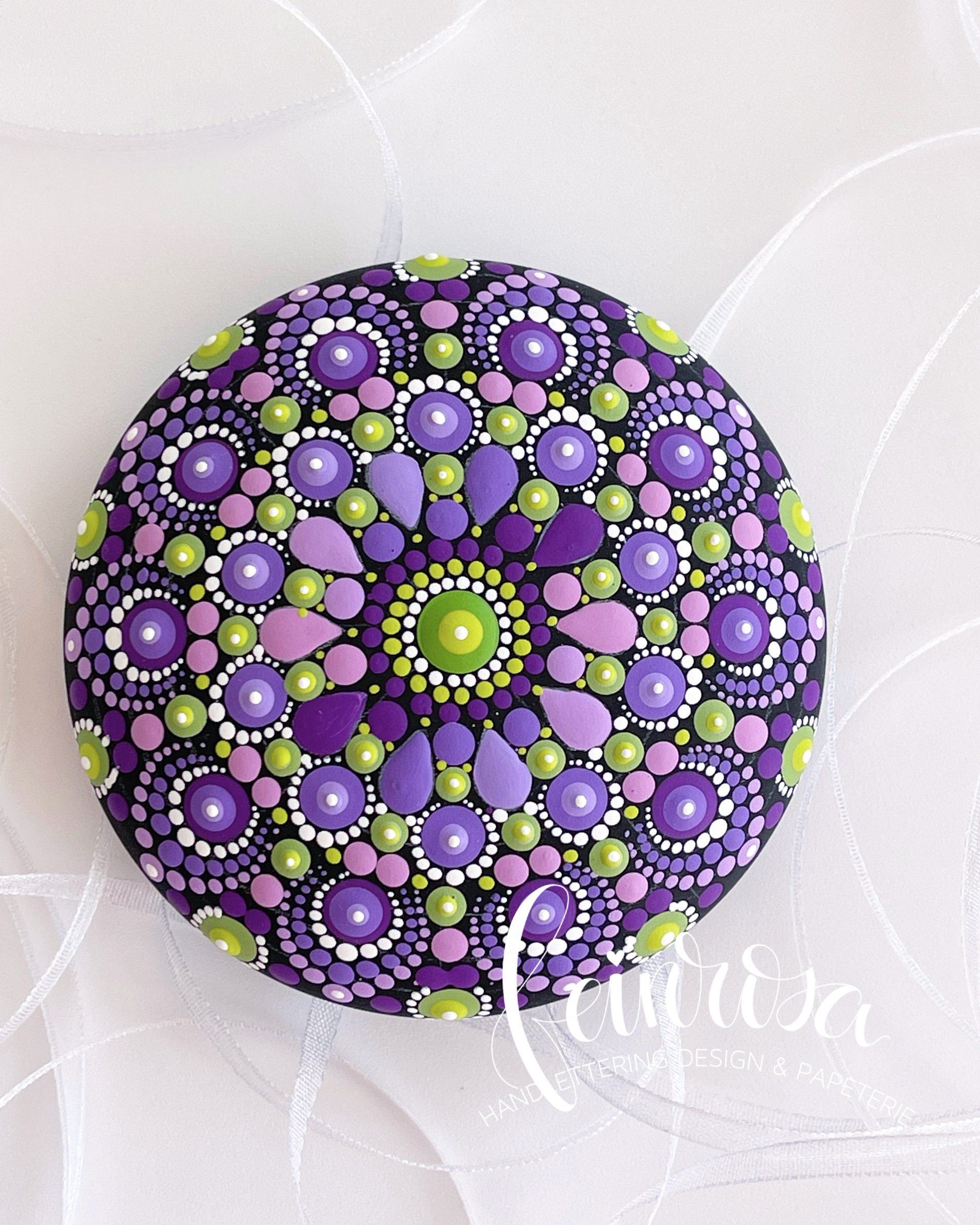 Mandala-Stein in Lila Farbtönen. ©feinrosa. Handbemalte Kugeln mit Polka Dots. Dot-Painting. Handbemalte Steine und Mandala-Steine von Künstlerin Anja Gries, ©feinrosa.