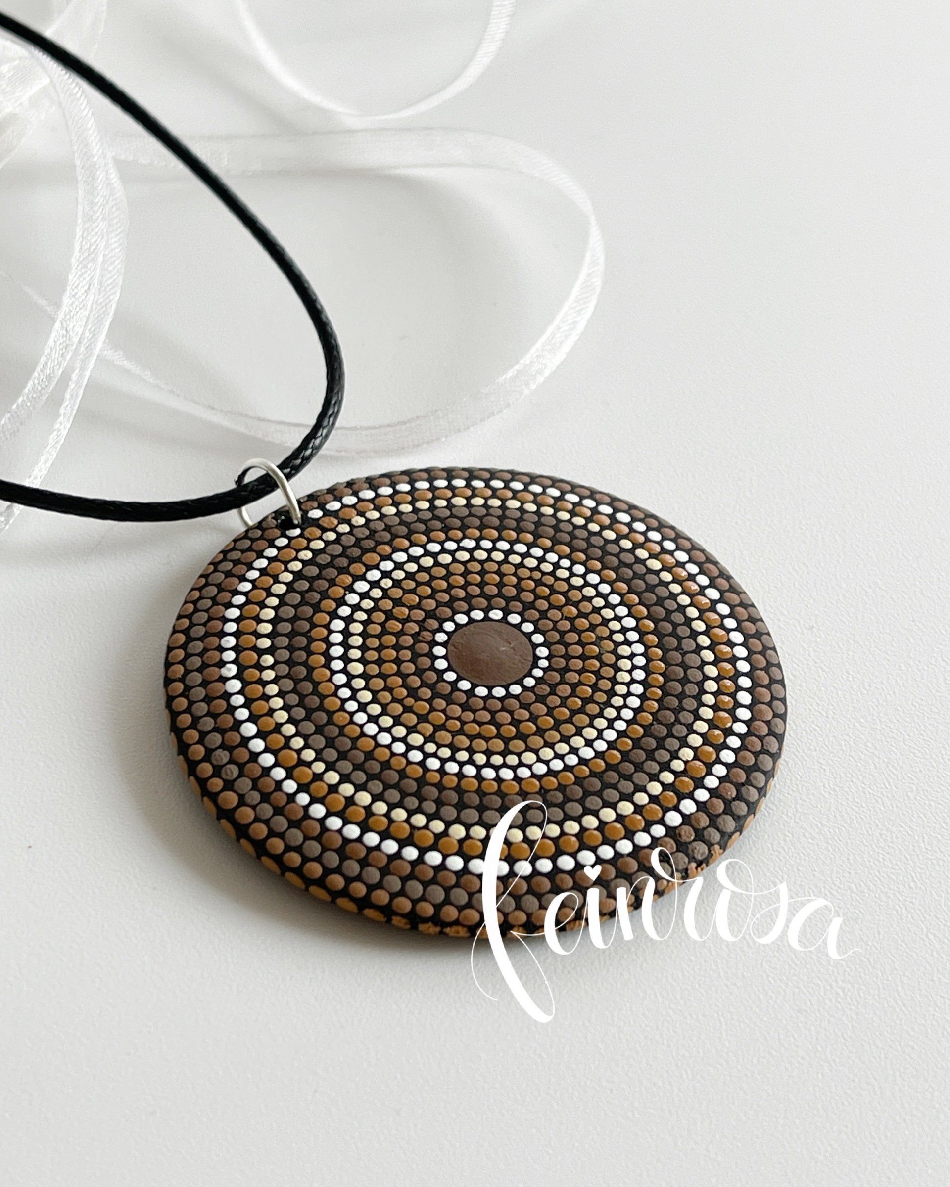 Bemalter Kettenanhänger aus Holz. ©feinrosa. Handbemalte Kugeln mit Polka Dots. Dot-Painting. Handbemalte Steine und Mandala-Steine von Künstlerin Anja Gries, ©feinrosa.