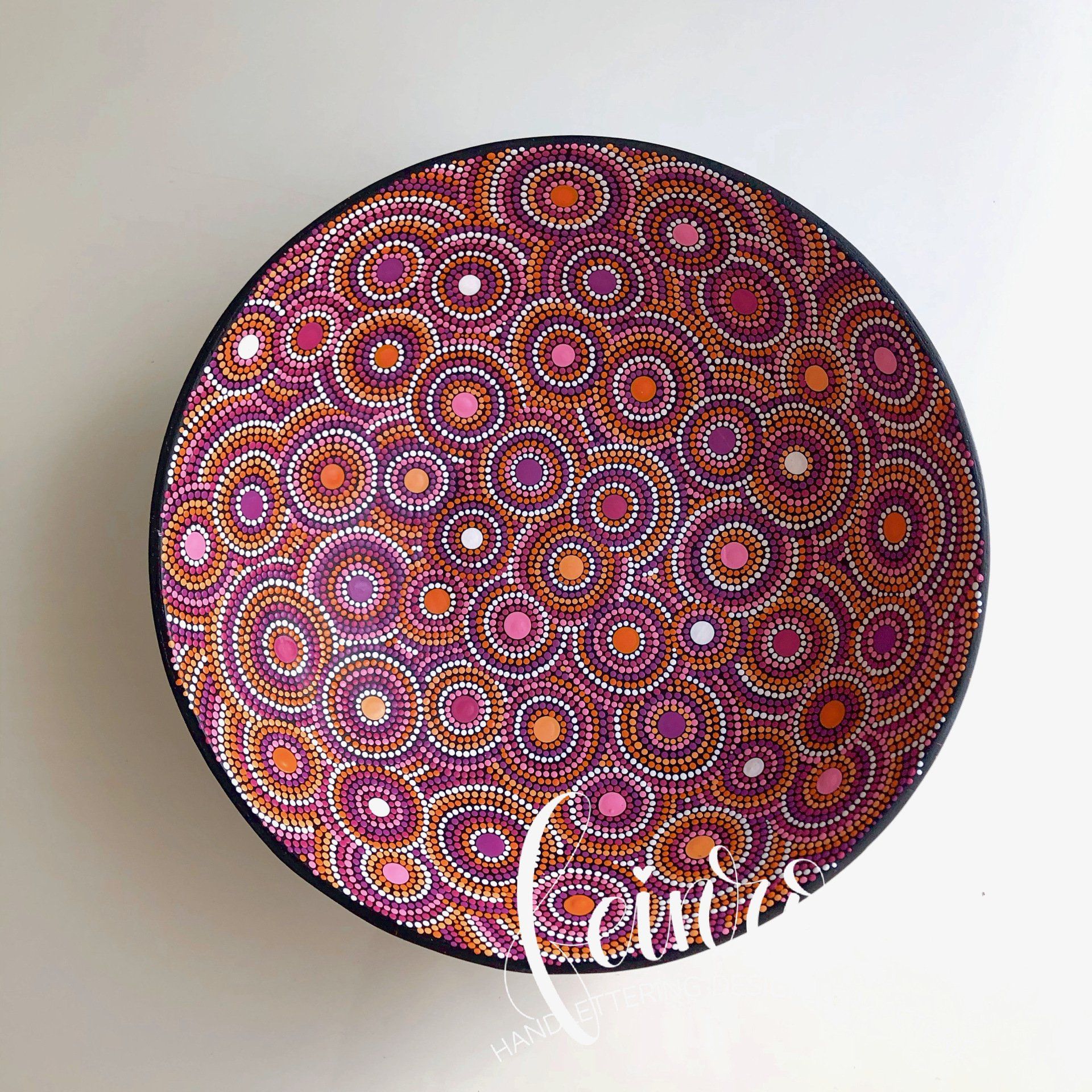 Holzschale Dot Art ©feinrosa. Handbemalte Kugeln mit Polka Dots. Dot-Painting. Handbemalte Steine und Mandala-Steine von Künstlerin Anja Gries, ©feinrosa.