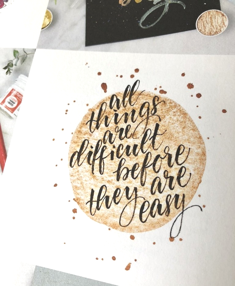 Schwarzes Lettering in moderner Kalligrafie auf beigem Watercolor-Hintergrund.