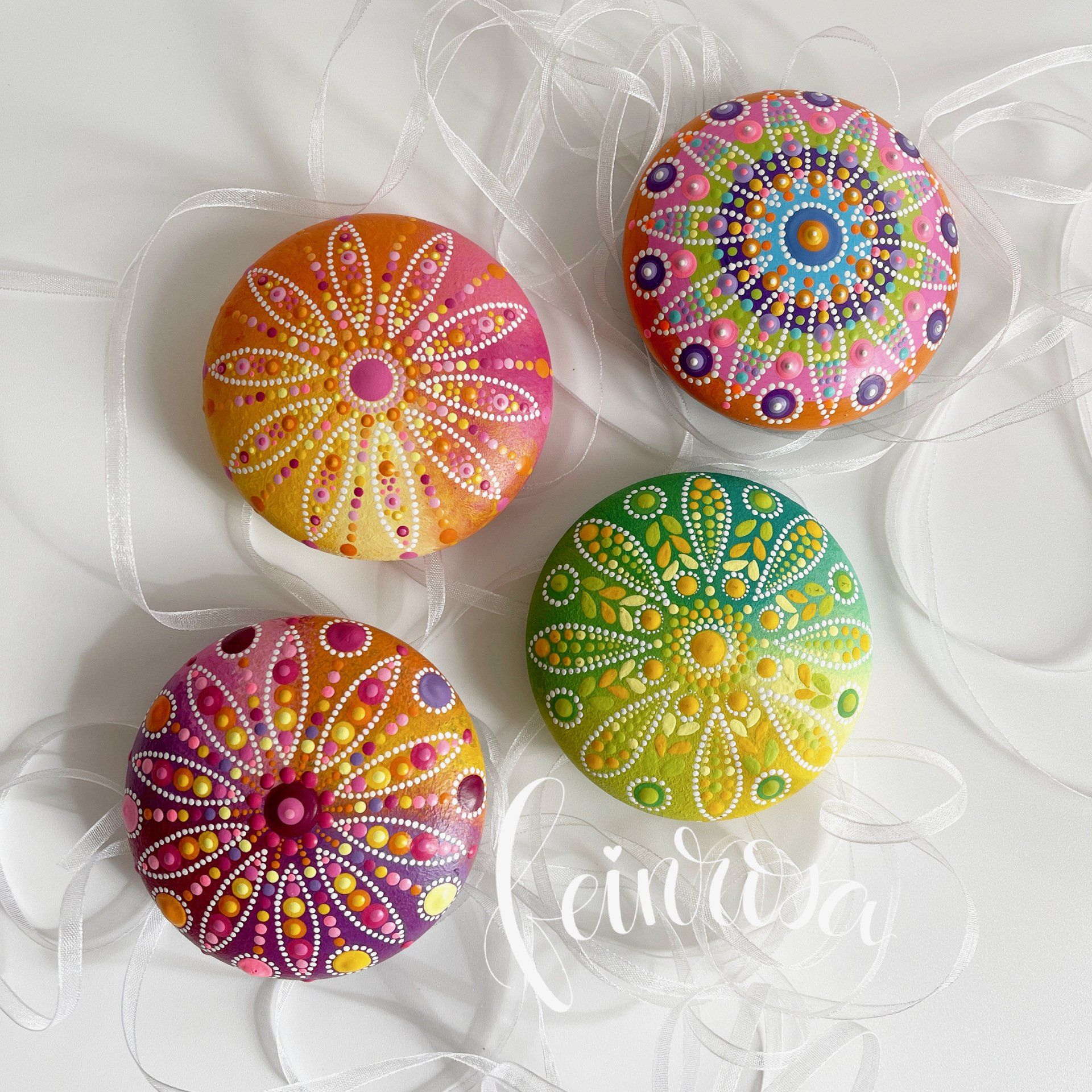 Bunte Mandala-Steine. Dot-Painting. Handbemalte Steine und Mandala-Steine von Künstlerin Anja Gries, ©feinrosa.