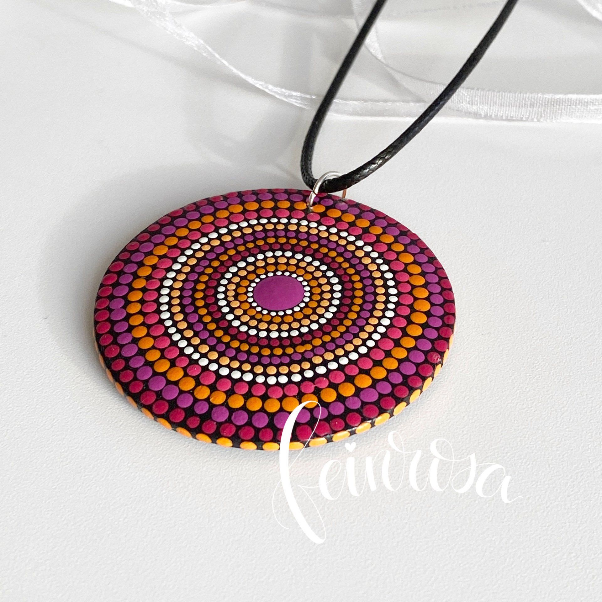 Mandala-Kettenanhänger. Handbemalte Kugeln mit Polka Dots. Dot-Painting. Handbemalte Steine und Mandala-Steine von Künstlerin Anja Gries, ©feinrosa.