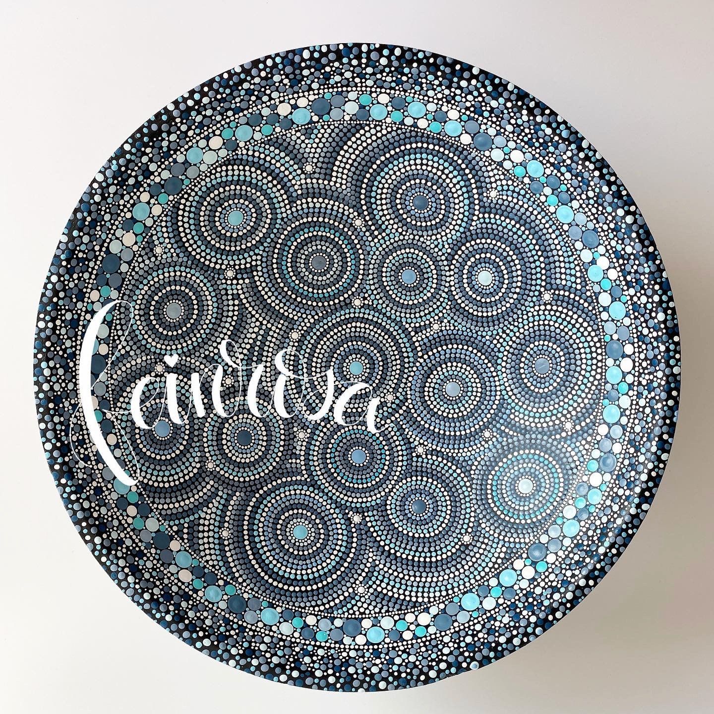 Handbemalte Bambus-Schale, ca. 45 cm im Durchmesser Dot Art. Bambusschale in der Maltechnik Dot-Painting, Punktmalerei, von Künstlerin Anja Gries bemalt. Hunderte Pünktchen aus Acrylfarben werden Punkt für Punkt mit Hilfe von Dotting-Tools auf die Holzschale gemalt. So ein Pünktchen-Kunstwerk nimmt mehr als 25 Stunden in Anspruch.