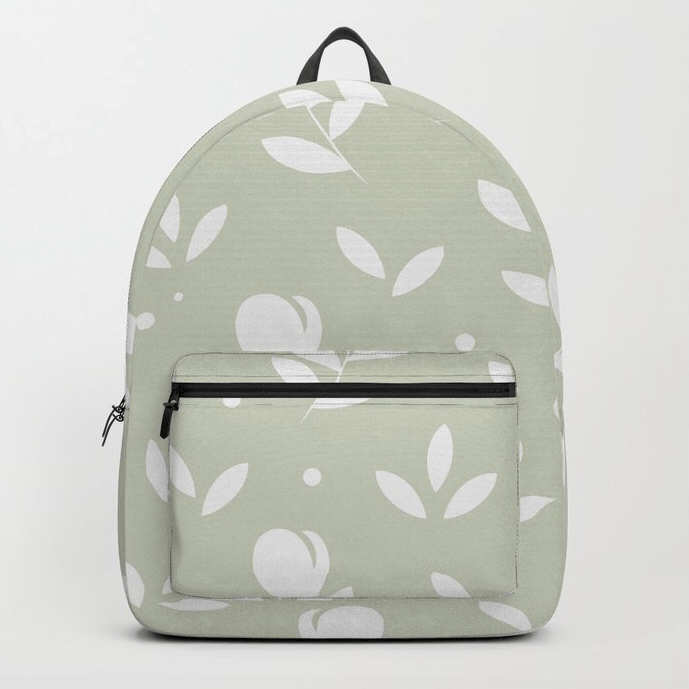 Bag Pack. Rucksack mit hellgrün-weiß-farbenen Blumen-Muster. Design und Produktmuster by Feinrosa. Die Grundfarbe ist ein helles Grün mit einem weißen Blumen-Muster verziert. Das Produktmuster stellt Tulpen mit zwei Blättern dar. Der Rucksack mit einer weiteren Reißverschlusstasche ist bei Society6 erhältlich.