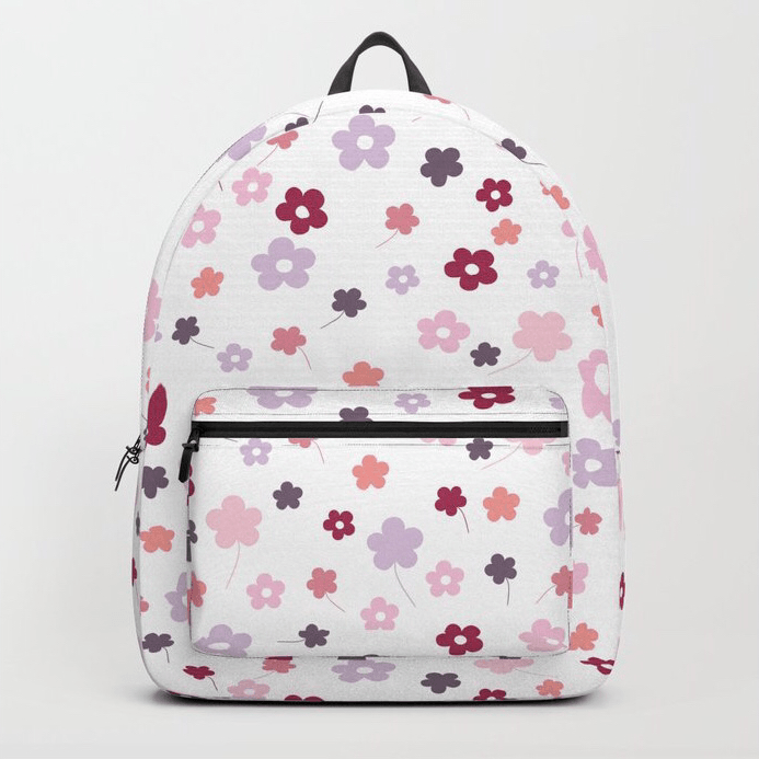 Bag Pack. Rucksack. Design und Produkt-Muster by Feinrosa. Weißer Rucksack mit handgezeichnetem, illustriertem Blumen-Muster. Die Blumen sind Apricot, Blau, Rosa und Flieder. Der Rucksack verfügt über eine Außentasche mit Reißverschluss und ist bei Society6 erhältlich.