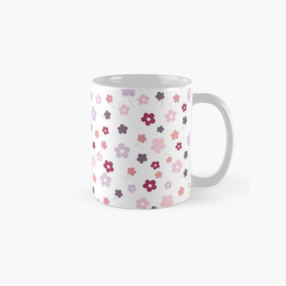 Coffee Mug. Kaffeetasse weiß mit einem Blumen-Muster aus handgezeichneten Blumen in den Farben, Blau, Flieder, Apricot, Rosa. Die im Blumenmuster illustrierte Tasse ist bei Society6 erhältlich. Design und Produkt-Muster by Feinrosa