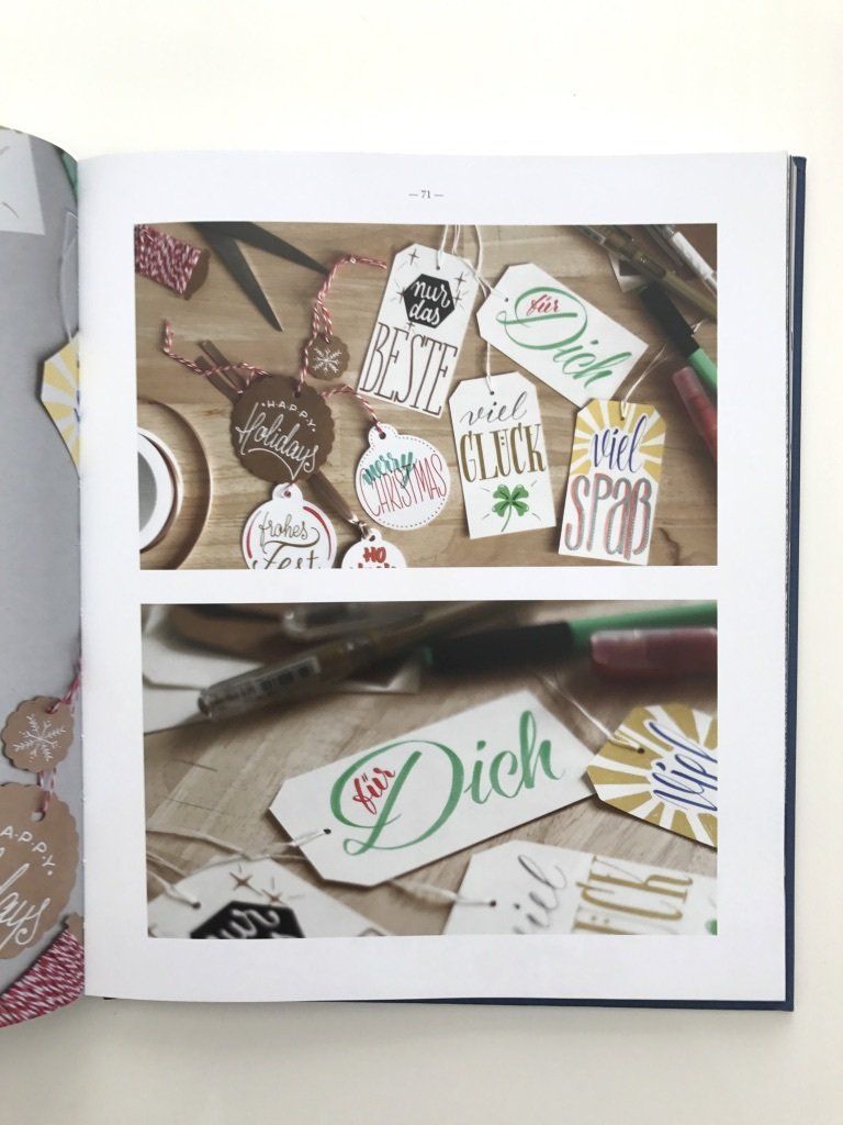 DIY-Geschenkanhänger von Hand belettert (gezeichnet). Zum Geburtsatg, alles Gute und Frohe Weihnachten. Die Buchstaben der weißen Anhänger sind mit Handlettering-Schmckelementen verziert. Herzen, Blumen, Punkte etc.