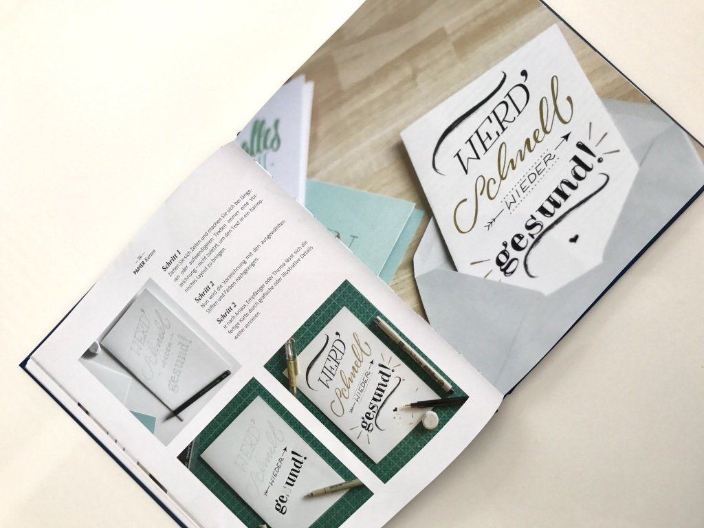 DIY Kartenbasteln und Beschriftung. Schritt für Schritt Anleitung wie die Oberfläche der Karten von Hand mit Handlettering beschriftet wird.