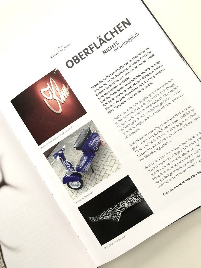 Drei Bilder zeigen, wie Oberflächen mit Handlettering beschriftet sind.