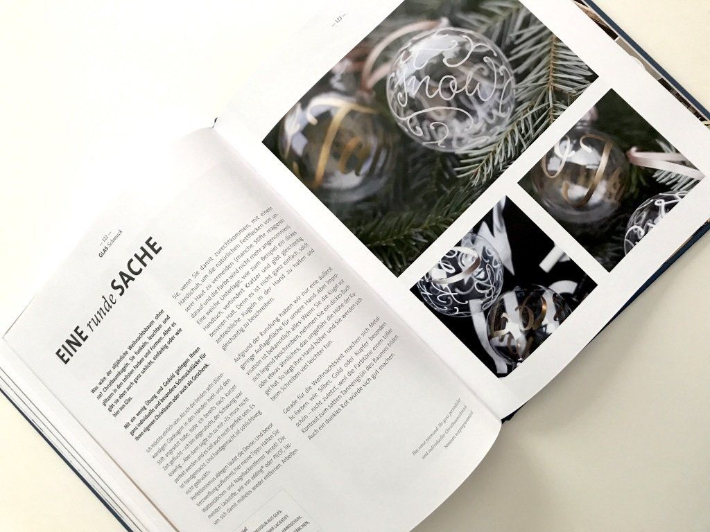 Weihnachtsschmuck. Weihnachtskugel aus Glas mit Handlettering in weißer Stiftfarbeh andbeschriftet.