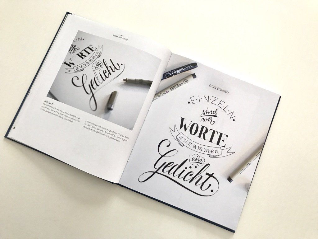 Buchseite mit einem schlichten Handlettering von Hannah Rabenstein.
