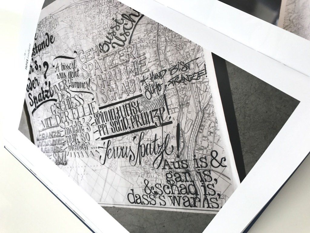 Alte scharz-weiß Straßenkarte mit schwarzem Stift überschrieben. Handlettering verziert die Karte.