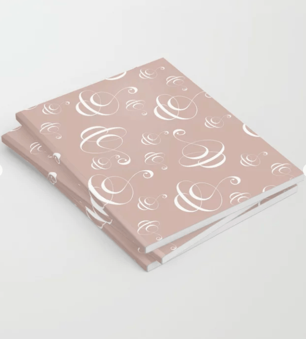 Abgebildet sind drei Notizbücher. Design und Produktmuster by Feinrosa. Das jeweilige Cover ist beigefarben und mit einem weißen Kalligrafie-Musterdesign verziert. Das Produktmuster besteht aus weißen, kalligrafischen Design-Elementen, die wie in der Kalligrafie-Kunst feine Linien und breitere Aufstriche zeigen. Die Notizbücher sind bei Society6 erhältlich.