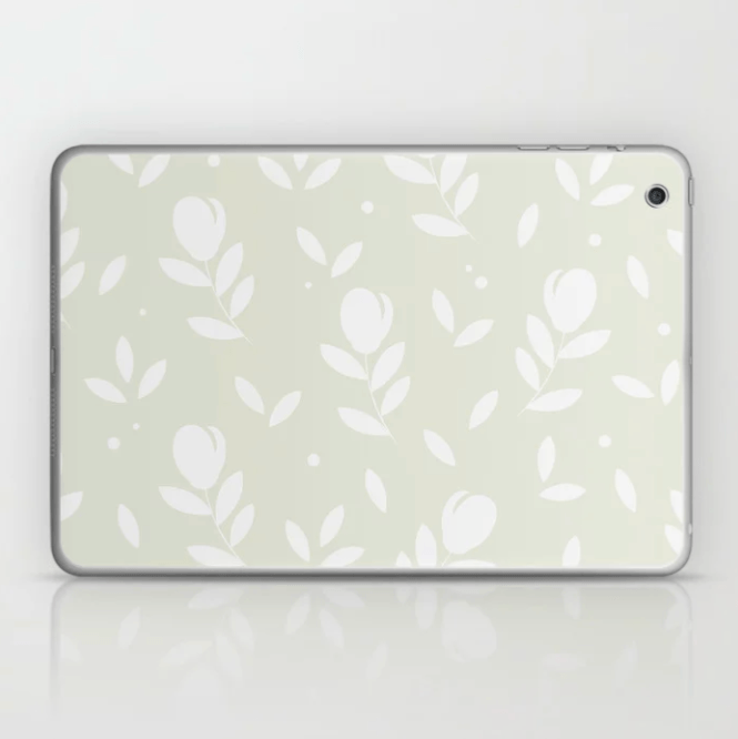 Tablet-Hülle mit Blumenmuster. Design und Produktmuster by Feinrosa. Die Grundfarbe ist ein zartes hellgrün mit einem weißen Blumen-Muster verziert. Das Produktmuster stellt Tulpen mit zwei Blättern dar. Die Tablet-Hülle ist bei Society6 erhältlich.