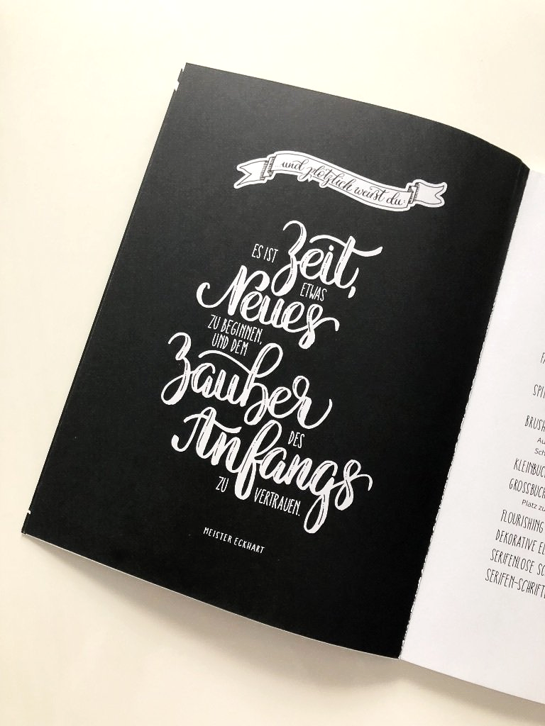 Handlettering von Katja Haas. Weiße Schrift auf schwarzem Papier.  Moderne Kalligrafie.