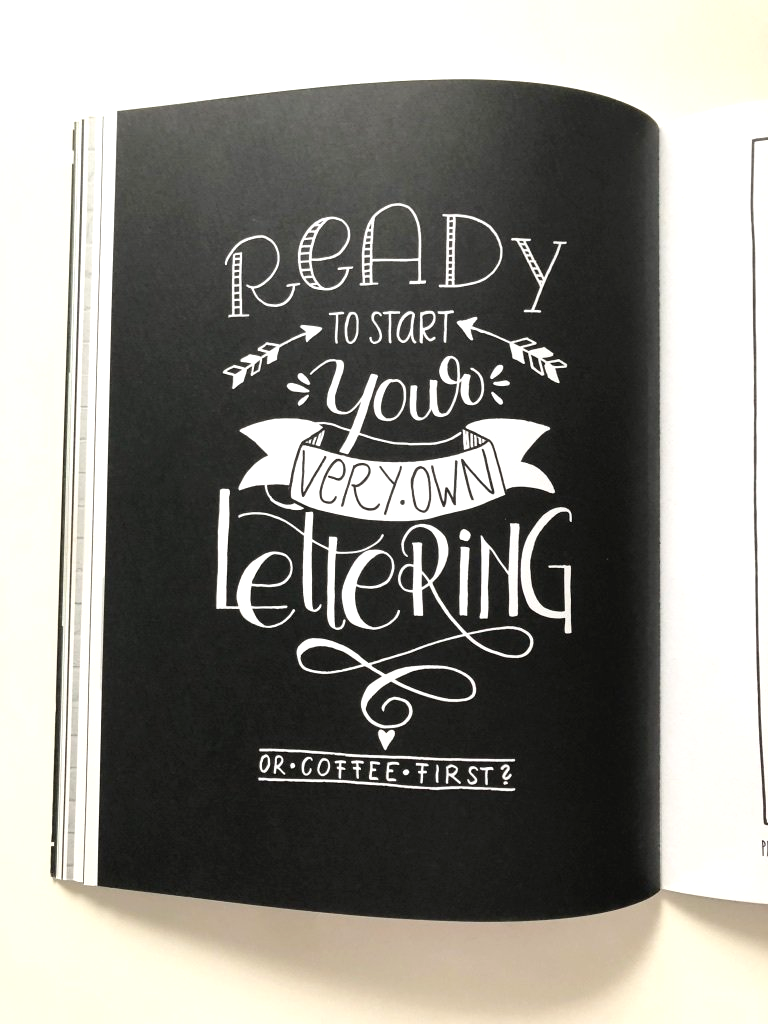 Handlettering. Weiße Schrift auf schwarzem Papier von Katja Haas.