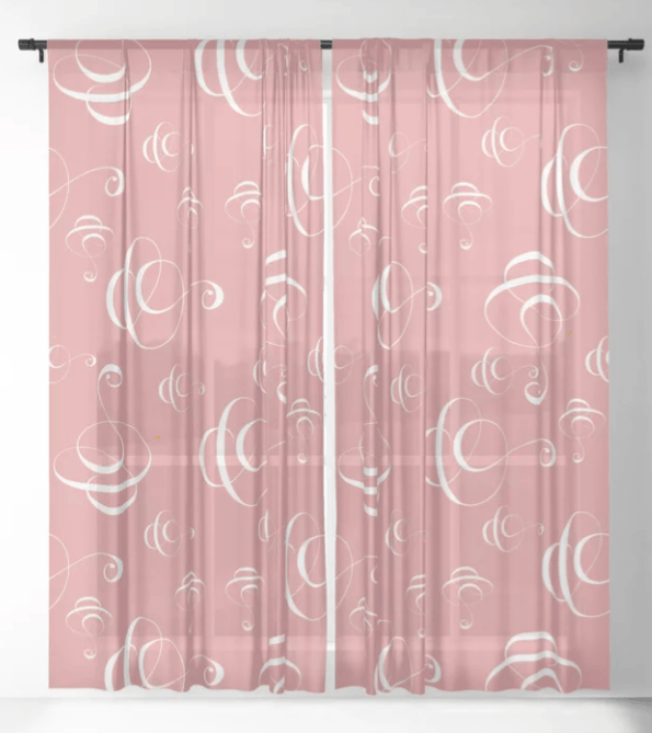 Home-Decor eleganter Gardinen-Store. Design und Produktmuster by Feinrosa. Die Grundfarbe der Gardinen-Stores ist apricot. Das Muster besteht aus einem weißen Kalligrafie-Musterdesign. Das Produktmuster besteht aus weißen, kalligrafischen Design-Elementen, die wie in der Kalligrafie-Kunst feine Linien und breitere Aufstriche zeigen. Die Home-Decor Gardinen-Stores sind bei Society6 erhältlich.