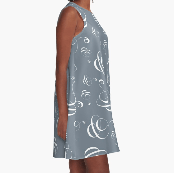 Luftiges, trägerloses Sommer-Kleid in einem blau-grau. Design und Produktmuster by Feinrosa. Das Muster besteht aus einem weißen Kalligrafie-Musterdesign. Das Produktmuster besteht aus weißen, kalligrafischen Design-Elementen, die wie in der Kalligrafie-Kunst feine Linien und breitere Aufstriche zeigen. Das Sommerkleid ist bei Society6 erhältlich.