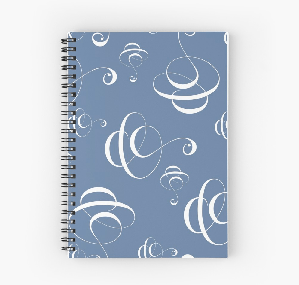 Notiz-Ringbuch, Organizer. Design und Produktmuster by Feinrosa. Die Grundfarbe des Notizbuchs ist royallau. Das geometrische Muster des Ringbuchs ist mit einem weißen Kalligrafie-Musterdesign verziert. Das Produktmuster besteht aus weißen, kalligrafischen Design-Elementen, die wie in der Kalligrafie-Kunst feine Linien und breitere Aufstriche zeigen. Das Notizbuch ist bei Redbubble erhältlich.