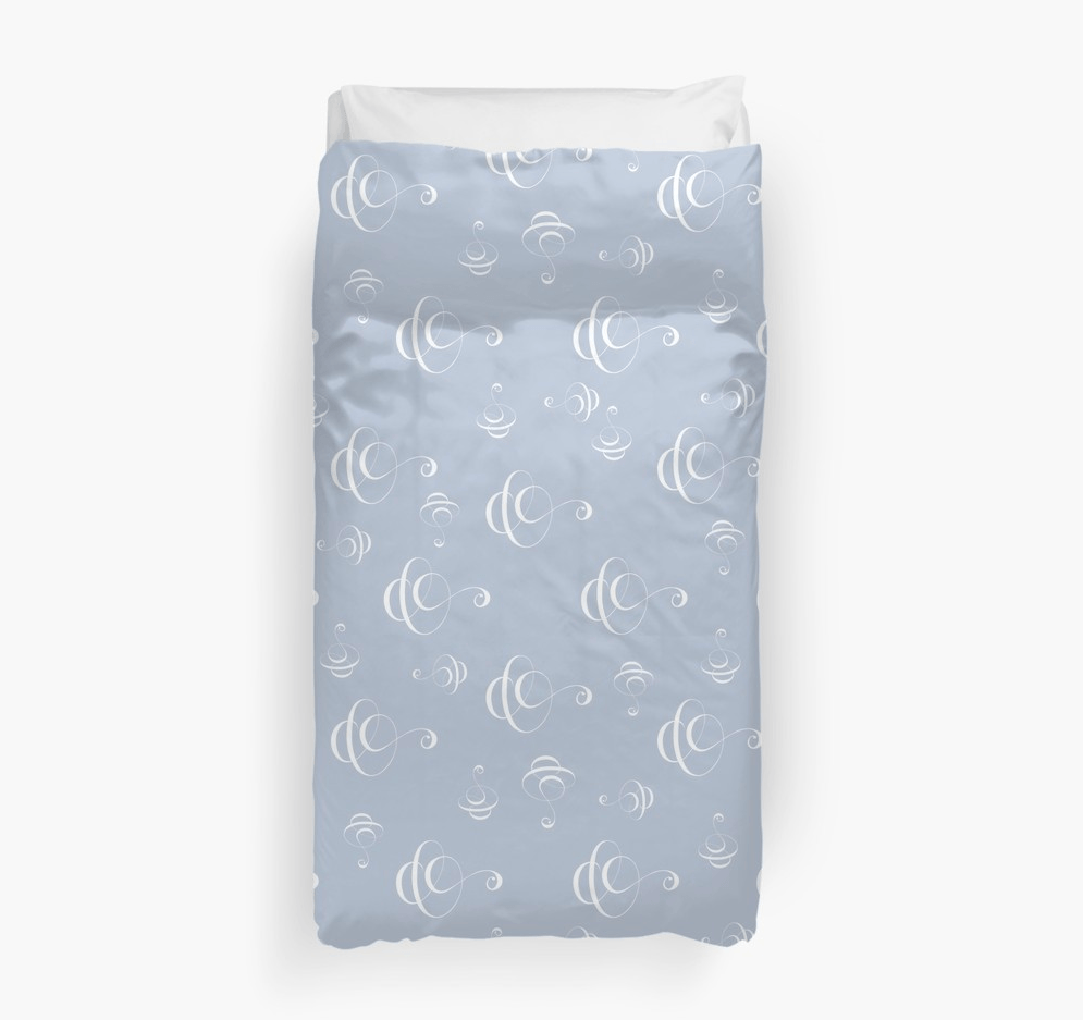 Home-Decor Bettwäsche. Design und Produktmuster by Feinrosa. Die Grundfarbe des Bett- bezugs ist hellblau. Das geometrische Muster der Design-Bettwäsche ist mit einem weißen Kalligrafie-Musterdesign verziert. Das Produktmuster besteht aus weißen, kalligrafischen Design-Elementen, die wie in der Kalligrafie-Kunst feine Linien und breitere Aufstriche zeigen. Die Home-Decor Bettwäsche ist bei Society6 erhältlich.