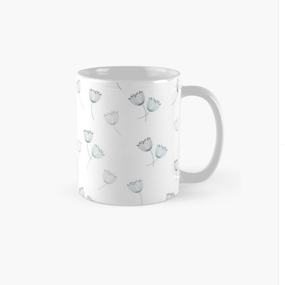 Coffee Mug. Kaffeetasse weiß mit einem Blumen-Muster aus handgezeichneten Blumen in den Farben, Blau, Grün und Altrosa . Die im Blumenmuster illustrierte Tasse ist bei Redbubble erhältlich. Design und Produkt-Muster by Feinrosa