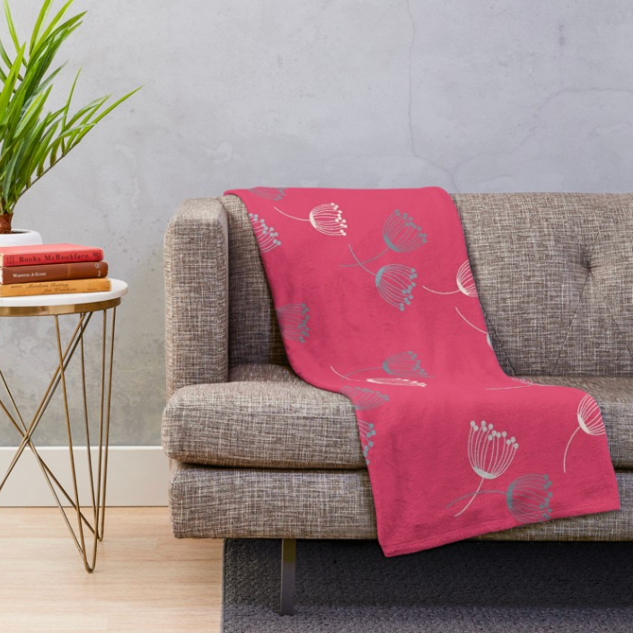 Kuschelige Fleecedecke mit illustrierten, handgezeichnetem Blumenmuster. Design by Feinrosa. Die Grundfarbe der weichen Home-Decor-Fleecedecke ist pink Beere. Das Blumenmuster besteht aus farbigen handgezeichneten Blumen.