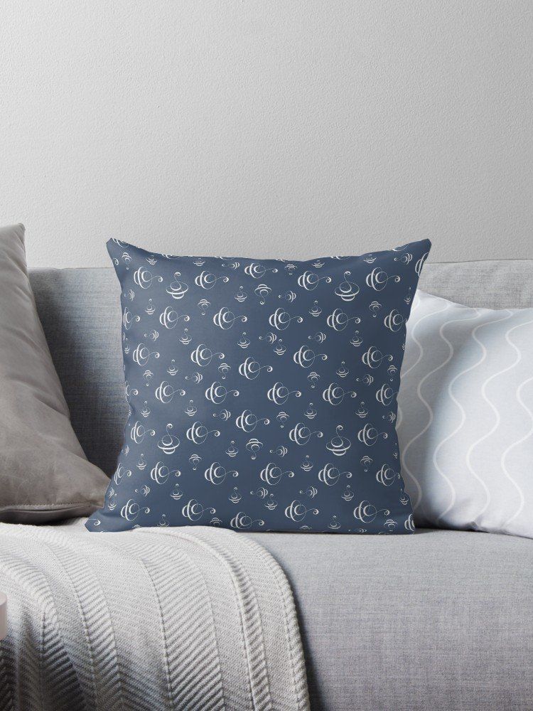 Home-Decor Kissen. Design und Produktmuster by Feinrosa. Die Grundfarbe des Kissens ist Blau-Grün. Das geometrische Muster des Kissens ist mit einem weißen Kalligrafie-Musterdesign verziert. Das Produktmuster besteht aus weißen, kalligrafischen Design-Elementen, die wie in der Kalligrafie-Kunst feine Linien und breitere Aufstriche zeigen. Das Home-Decor Kissen ist bei Society6 erhältlich.