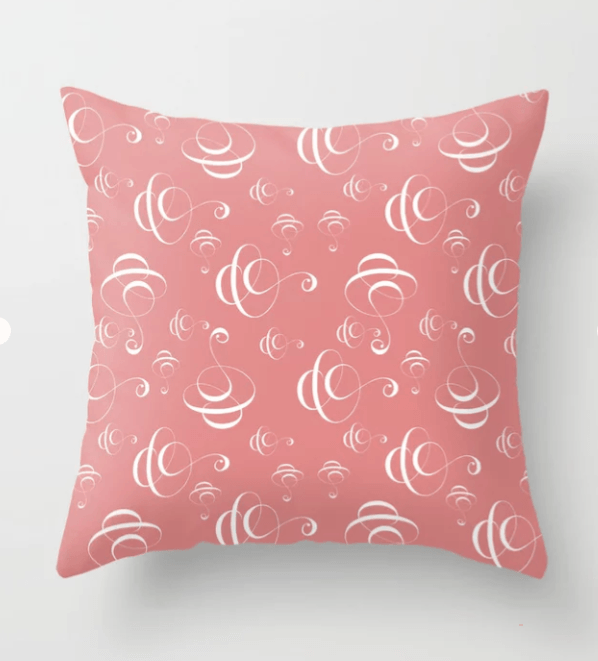 Home-Decor Kissen. Design und Produktmuster by Feinrosa. Die Grundfarbe des Kissens ist Apricot. Das geometrische Muster des Kissens ist mit einem weißen Kalligrafie-Musterdesign verziert. Das Produktmuster besteht aus weißen, kalligrafischen Design-Elementen, die wie in der Kalligrafie-Kunst feine Linien und breitere Aufstriche zeigen. Das Home-Decor Kissen ist bei Society6 erhältlich.