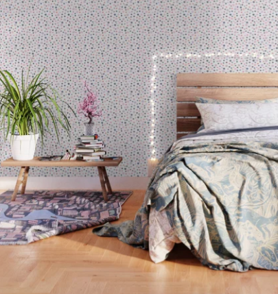 Wandtapete mit handgezeichnetem Blumenmuster. Design und Produkt-Muster by Feinrosa. Die illustrierten Blumen auf weißem Grund sind in Apricot, Blau, Rosa, Flieder und Grün. Die Wandtapete ist bei Society6 erhältlich.