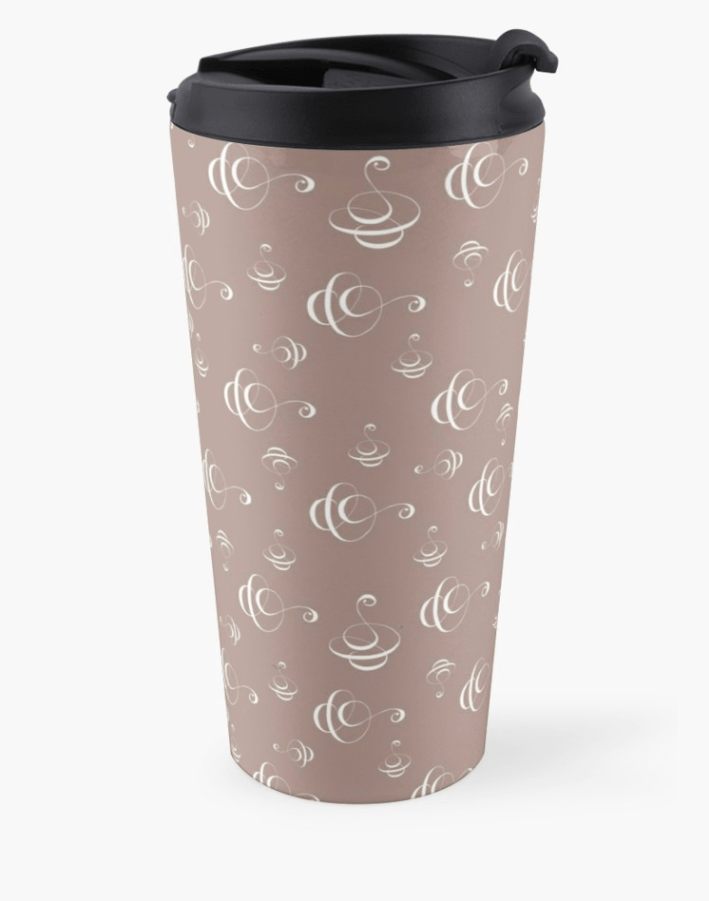Travel-Mug Kaffeebecher in Cappuccino to go. Design und Produktmuster by Feinrosa.ist mit einem weißen Kalligrafie-Musterdesign verziert. Das Produktmuster besteht aus weißen, kalligrafischen Design-Elementen, die wie in der Kalligrafie-Kunst feine Linien und breitere Aufstriche zeigen. Der Travel Coffee-Mug-Becher ist bei Redbubble erhältlich.