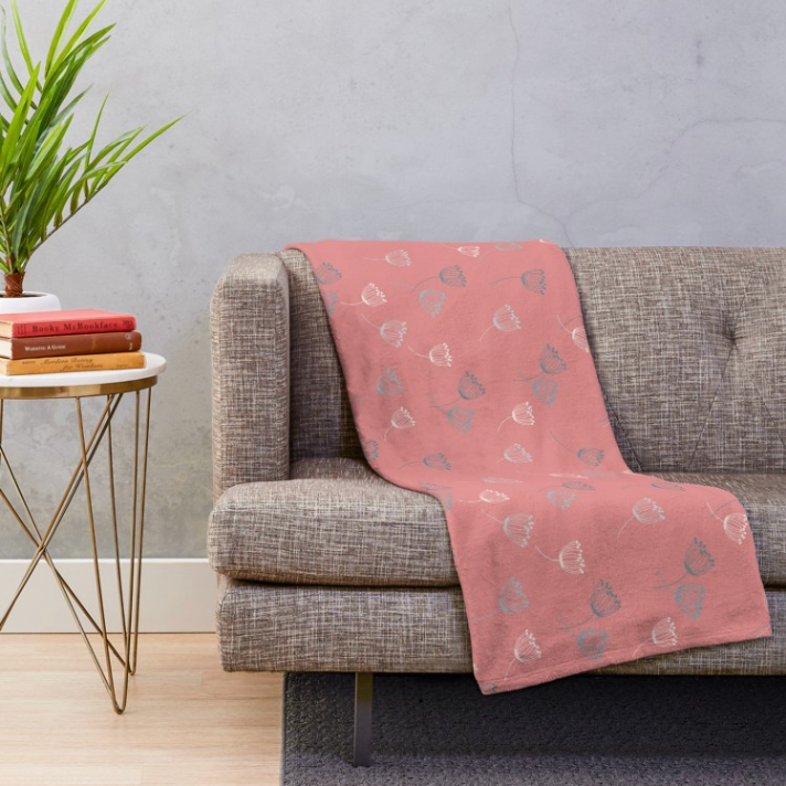 Kuschelige Fleecedecke mit illustrierten, handgezeichnetem Blumenmuster. Design by Feinrosa. Die Grundfarbe der weichen Home-Decor-Fleecedecke ist apricot. Das Blumenmuster besteht aus farbigen handgezeichneten Blumen.