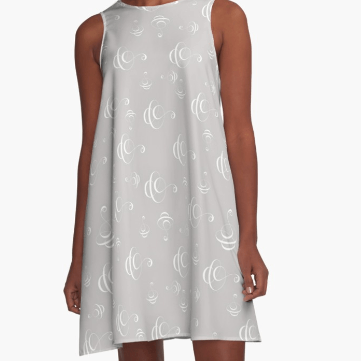 Luftiges, trägerloses Sommer-Kleid in einem blau-grau. Design und Produktmuster by Feinrosa. Das Muster besteht aus einem weißen Kalligrafie-Musterdesign. Das Produktmuster besteht aus weißen, kalligrafischen Design-Elementen, die wie in der Kalligrafie-Kunst feine Linien und breitere Aufstriche zeigen. Das Sommerkleid ist bei Society6 erhältlich.