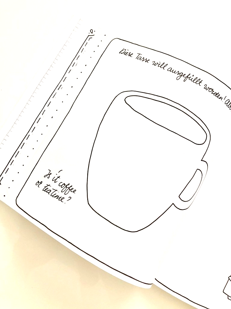 Handgezeichnete Tasse. Die Umrandung ist mit schwarzem Stift gemalt. Diese Buchseite fordert auf, die Tasse mit Handlettering zu füllen. Schreiben in einer Form.