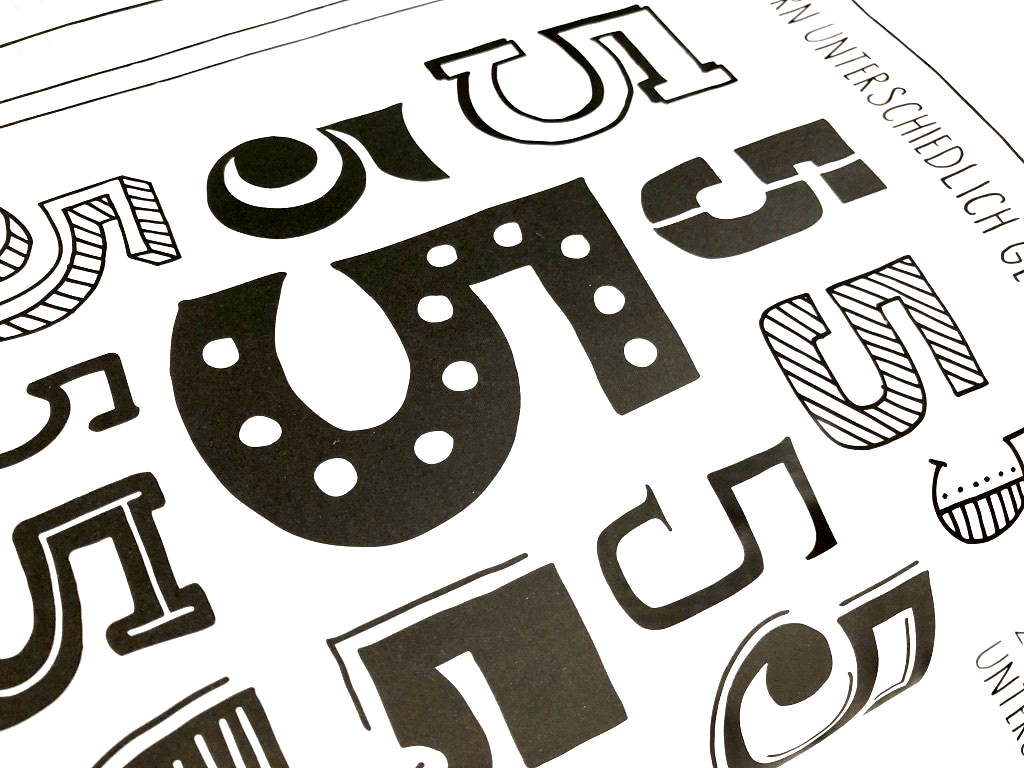 Die Zahl Fünf in verschiedenen Schreibstilen handgezeichnet. Schwar auf weißem Papier. Die Fünfen sind mit Handlettering-Schmuckelementen verziert.
