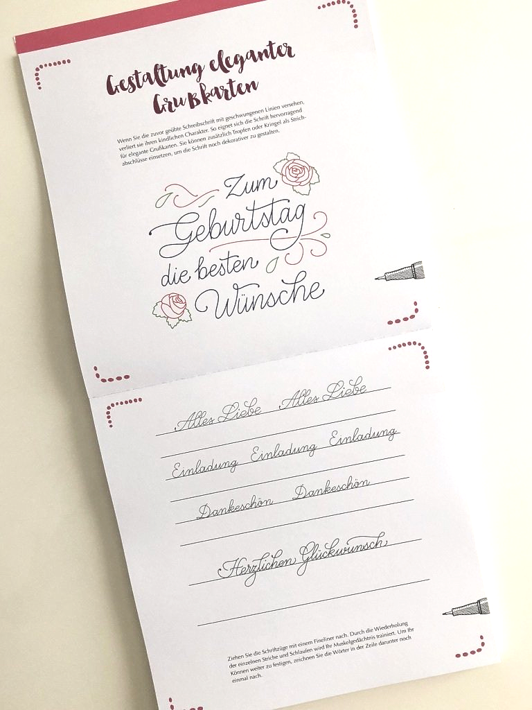 Biespiel einer Grußkarte im Handlettering-Stil von Hand gezeichnet. Der Geburtstagsgruß ist mit Blumen und Schnörkeln verziert.