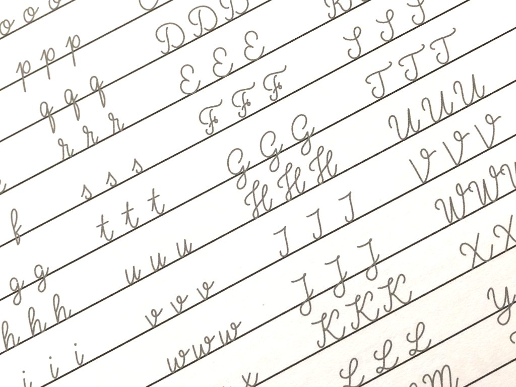 Buchstaben des Alphabets je 3 Mal zum überschreiben und Handlettering-Üben.