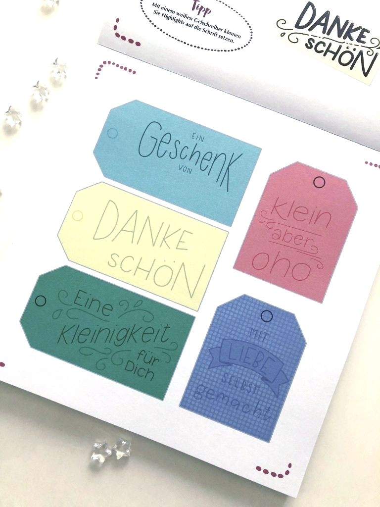 DIY-Geschenkanhänger von Hand gestaltet und im Handlettering-Stil beschriftet (gelettert). Die Geschenkanhänger in blau, gelb, rot,, grün und dunkelblau sind aus dem Buch heraustrennbar.